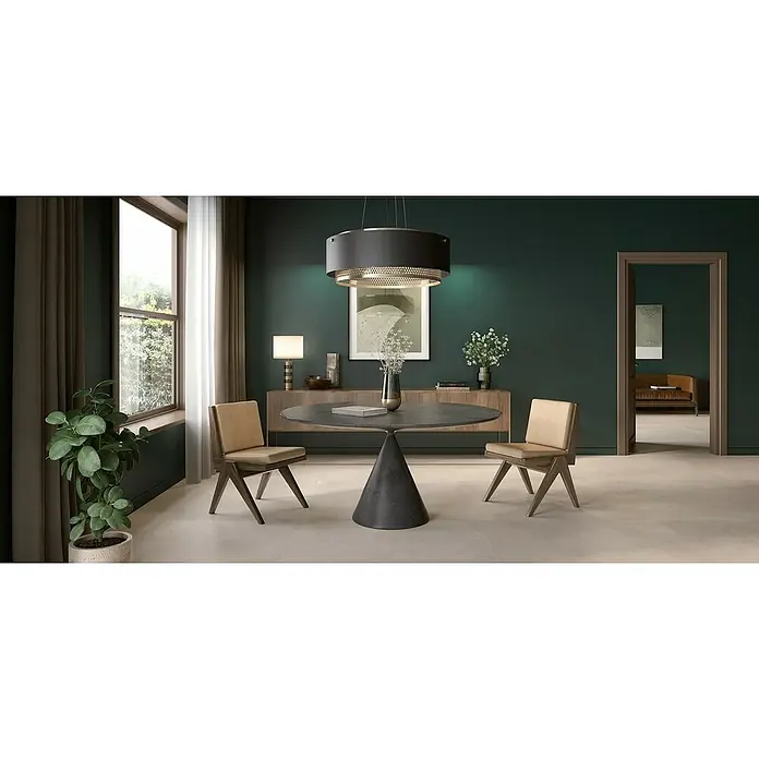Pavimento porcelánico Mood - 60,5 x 60,5 cm, Marfil, Mate - Elegante comedor con una mesa redonda negra, dos sillas elegantes y una lámpara colgante moderna sobre la mesa.