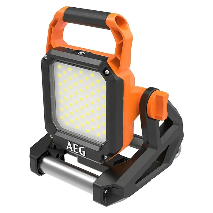 AEG Pro 18V LED-Arbeitsleuchte BAL 18 - Ohne Akku, 18 V, 2.500 lm - Eine orange-schwarze AEG LED-Arbeitsleuchte mit leuchtenden LEDs, Metallständer und Tragegriff.