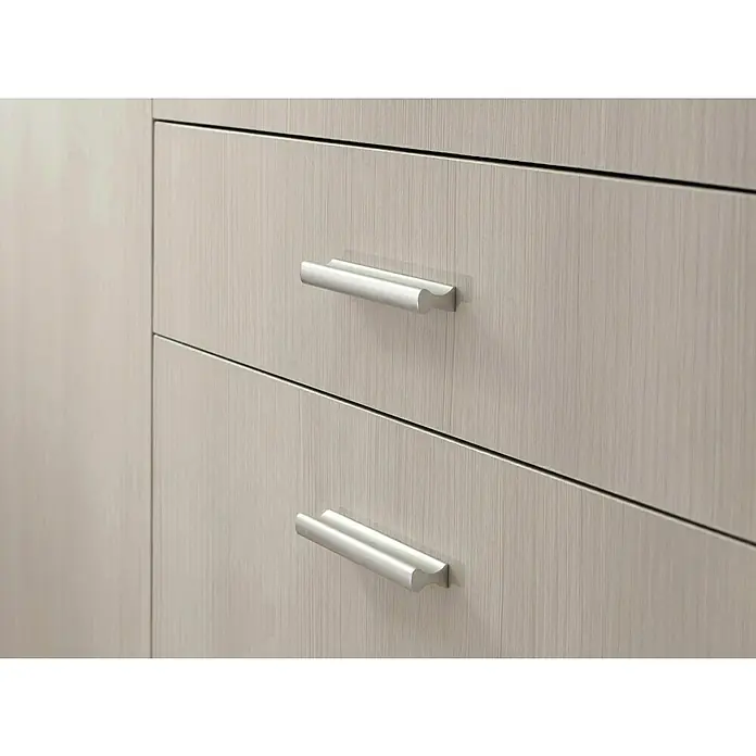 Rei Tirador para muebles 2279 - Distancia entre orificios: 96 mm, Plateado, Mate, 4 ud. - Primer plano de cajones modernos con tiradores plateados, que muestran el diseño elegante y la artesanía de calidad.