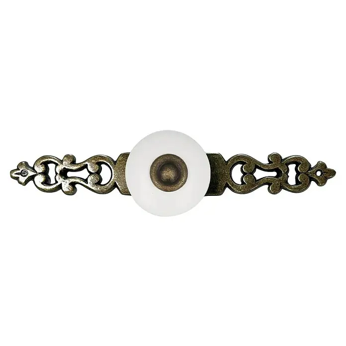 Rei Tirador para muebles 844 - Distancia entre orificios: 28 mm, Blanco/Cuero viejo, 2 ud. - Primer plano de un pomo de mueble ornamental con detalles de latón y una cúpula de porcelana blanca, perfecto para cajones o armarios.