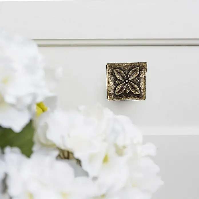 Rei Pomo para muebles - L x An: 33 x 33 mm, Cuero viejo, 4 ud. - Primer plano de un tirador cuadrado de bronce con un patrón floral sobre una superficie blanca.