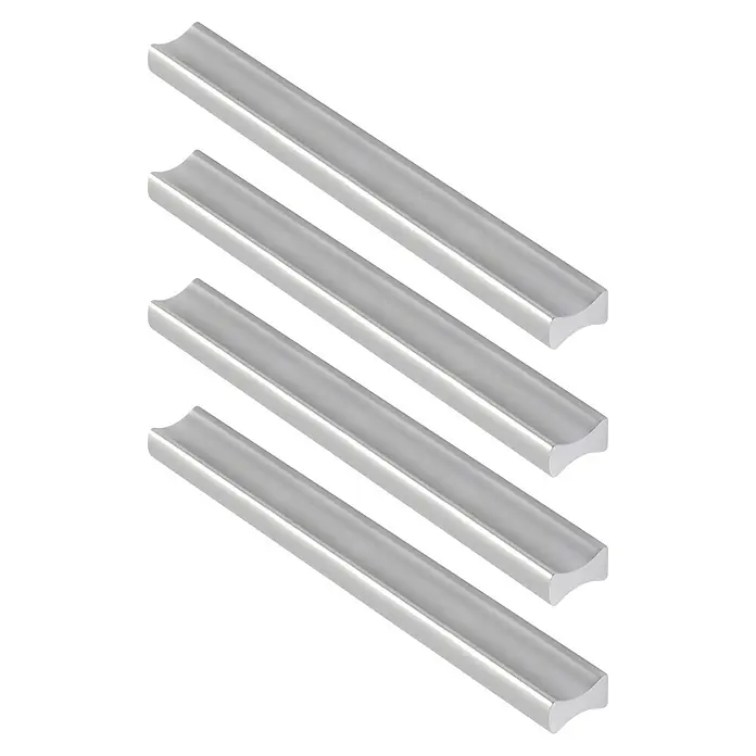 Rei Tirador para muebles 2279 - Distancia entre orificios: 128 mm, Anodizado, Mate, 4 ud. - Cuatro perfiles de aluminio plateado con un hueco en forma de U dispuestos en diagonal sobre un fondo negro. Perfecto para tiras LED.