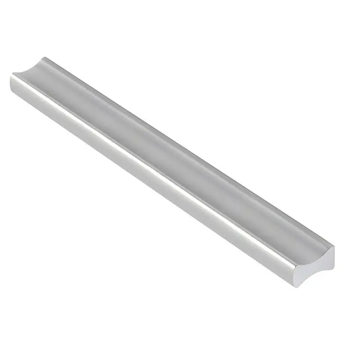Rei Tirador para muebles 2279 - Distancia entre orificios: 128 mm, Anodizado, Mate, 4 ud. - Primer plano de una tira de perfil de aluminio LED plateada con un extremo redondeado, perfecta para soluciones de iluminación interior elegantes.