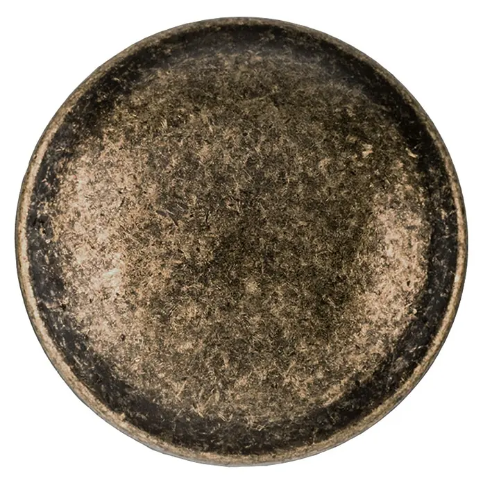 Rei Pomo para muebles 3118 - Diámetro: 32 mm, Cuero viejo, 2 ud. - Primer plano de una tachuela redonda de bronce metálico con textura rústica y detalles oscuros.