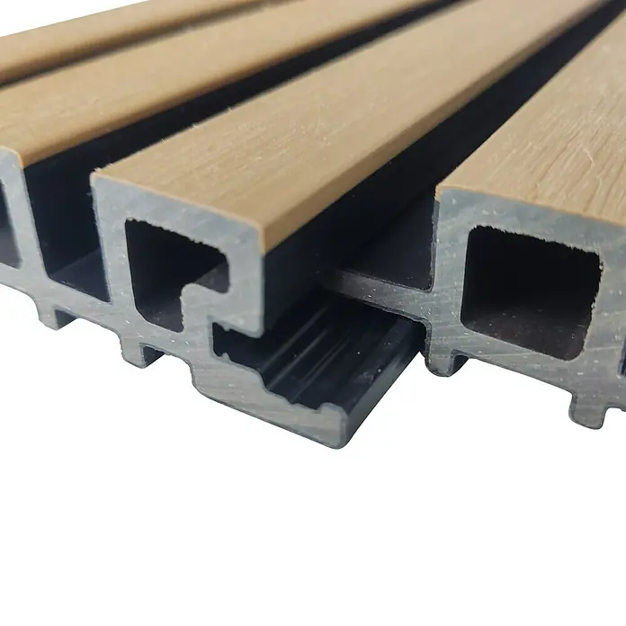 Dioco Revestimiento decorativo alistonado Minus - 220 x 12 cm, Cedar - Primer plano de paneles acústicos con textura de madera y fondo negro, diseñados para la absorción de sonido y estética moderna.