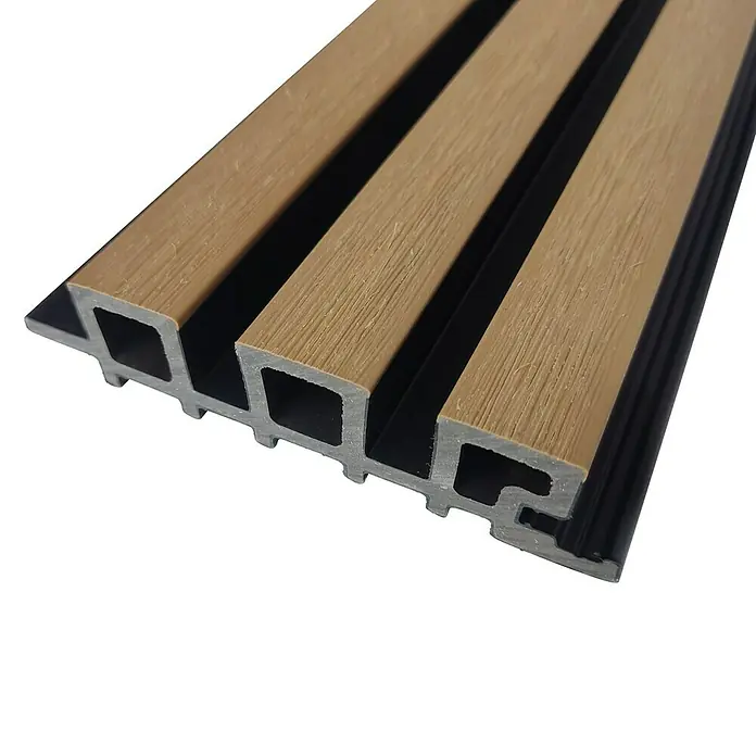 Dioco Revestimiento decorativo alistonado Minus - 220 x 12 cm, Cedar - Primer plano de un tablero de panel acústico con un acabado de veta de madera. Los paneles presentan franjas negras, lo que proporciona un aspecto moderno.