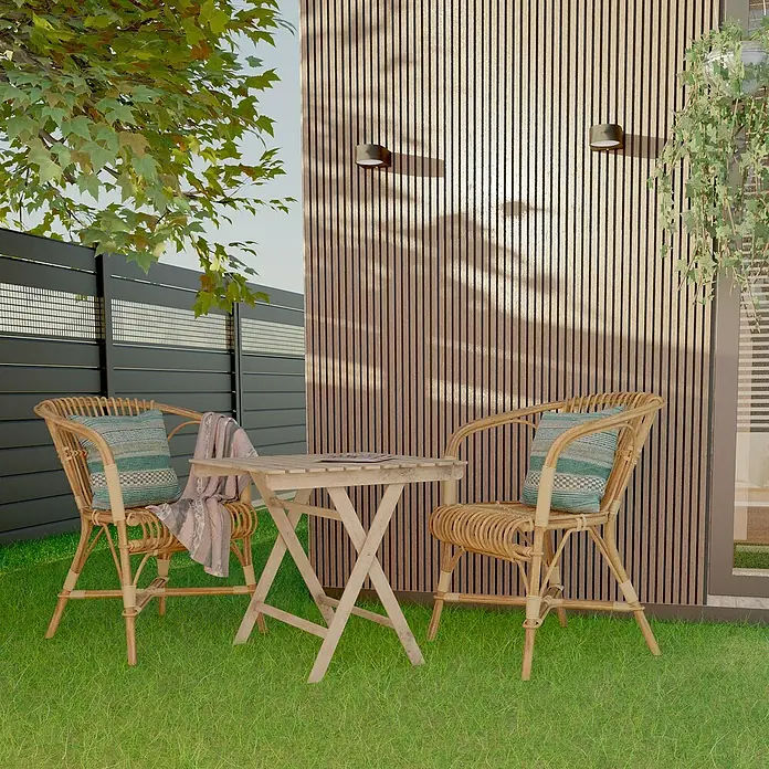 Dioco Revestimiento decorativo alistonado Minus - 220 x 12 cm, Teca - Relajante escena de jardín: sillas de ratán con cojines y mesa de madera sobre césped verde, con una pared de paneles de madera moderna.