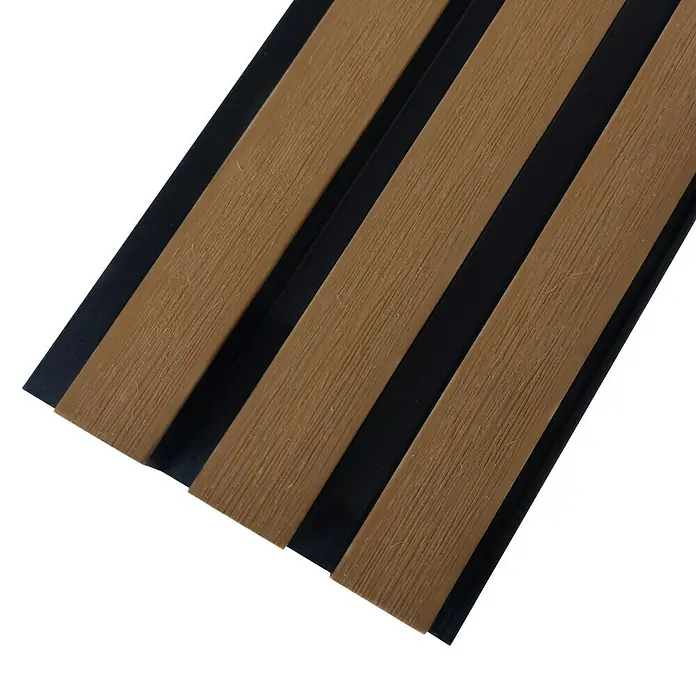 Dioco Revestimiento decorativo alistonado Minus - 220 x 12 cm, Teca - Primer plano de un panel de madera con franjas marrones y ranuras negras, irradiando diseño moderno y calidez.