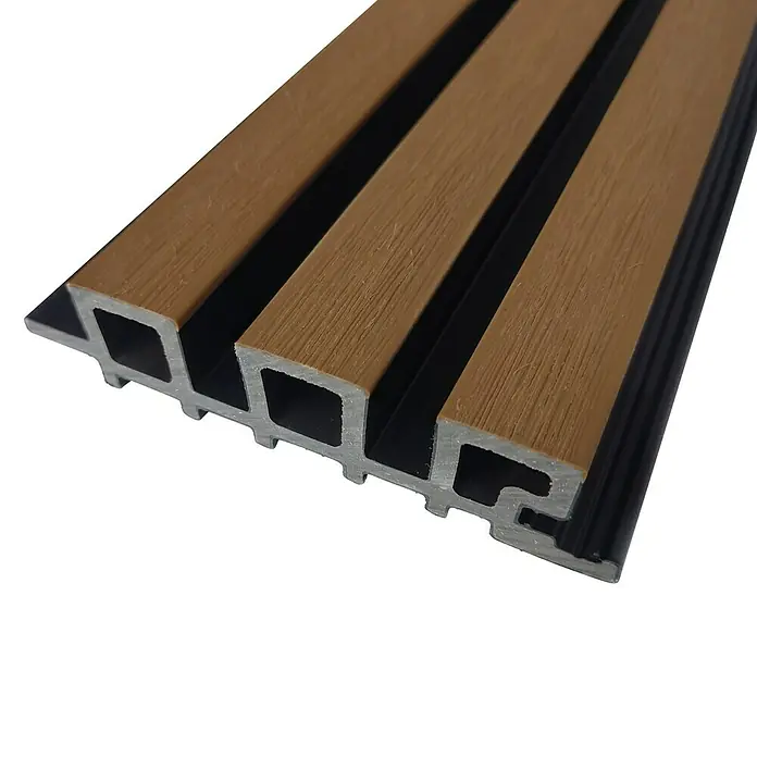 Dioco Revestimiento decorativo alistonado Minus - 220 x 12 cm, Teca - Primer plano de un panel de madera con diseño moderno, ideal para revestimientos de paredes y proyectos de interiorismo.