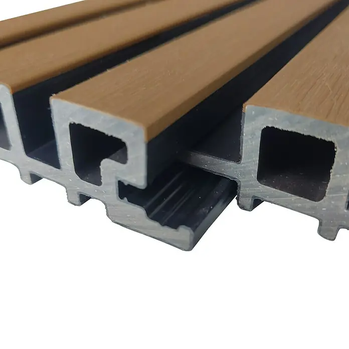 Dioco Revestimiento decorativo alistonado Minus - 220 x 12 cm, Teca - Primer plano de paneles acústicos con acabado de madera y espaciado negro, combinando diseño moderno y absorción de sonido.