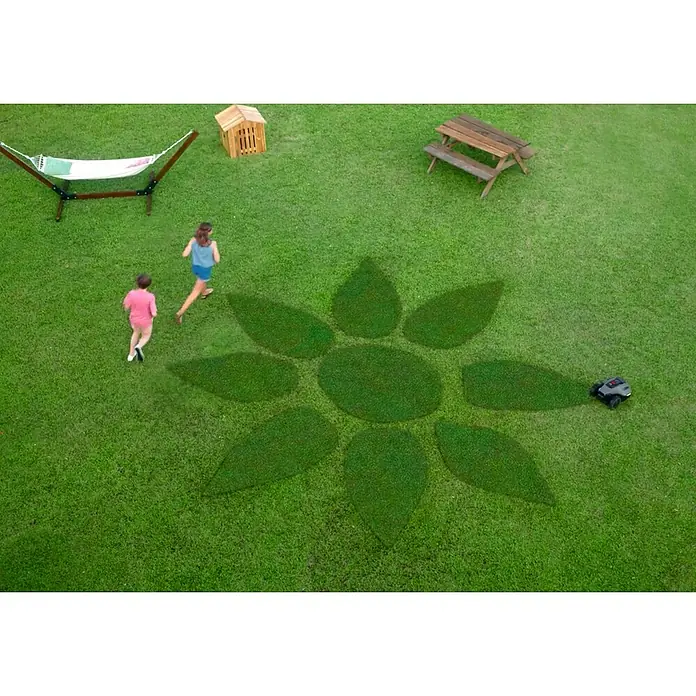 Mammotion Mähroboter Yuka Mini 800800 m², Schnittbreite: 190 mm, Satellitengestützte Navigation, RTK - Ein Rasenmähroboter sorgt für einen gepflegten Rasen mit einem kreativen Blumenmuster, während Kinder spielen.