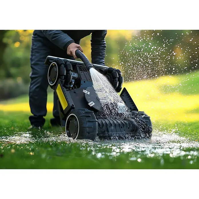 Mammotion Mähroboter Luba Mini AWD 1500 - 1.500 m², Schnittbreite: 200 mm, Satellitengestützte Navigation, RTK - Ein Roboter-Rasenmäher wird mit einem Schlauch abgespritzt, wobei der Fokus auf dem Gerät und der Reinigung liegt.