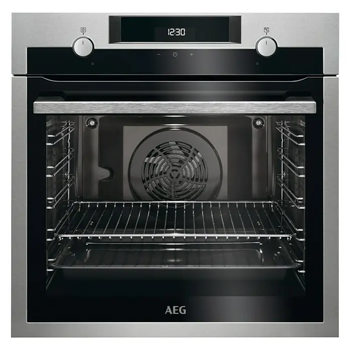 AEG Horno empotrado BEE435111M - Número de tipos de calentamiento: 9 ud., Volumen horno: 72 l - Vista frontal de un horno empotrable AEG de acero inoxidable con la puerta abierta, mostrando la rejilla y la bandeja para hornear.