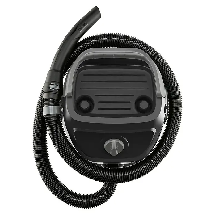 Kärcher Aspirador en seco y húmedo eléctrico KWD 3 S V-17/4/20 Aniversario - 1.000 W, Volumen de recipiente: 17 l, Con bolsa - Imagen de un limpiador de extracción por pulverización Kärcher con una manguera enrollada alrededor de la unidad. Ideal para la limpieza de alfombras y tapicerías.