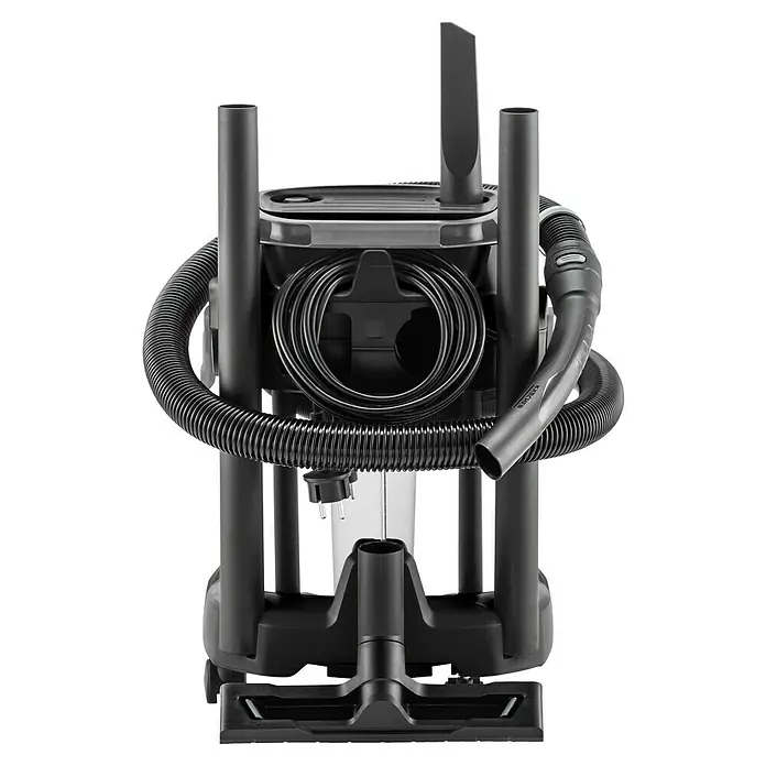 Kärcher Aspirador en seco y húmedo eléctrico KWD 3 S V-17/4/20 Aniversario - 1.000 W, Volumen de recipiente: 17 l, Con bolsa - Un limpiador de alfombras Kärcher negro, con sus accesorios y manguera, está bien organizado y listo para la limpieza profunda.