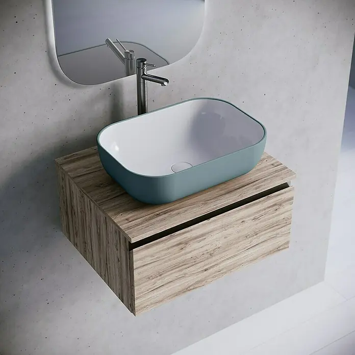 Lavabo de sobremesa Stadium Bicolor - 33 x 45,41 cm, Azul prusia/Blanco - Elegante lavabo de baño azul combinado con un mueble de madera y un espejo, creando un diseño moderno.