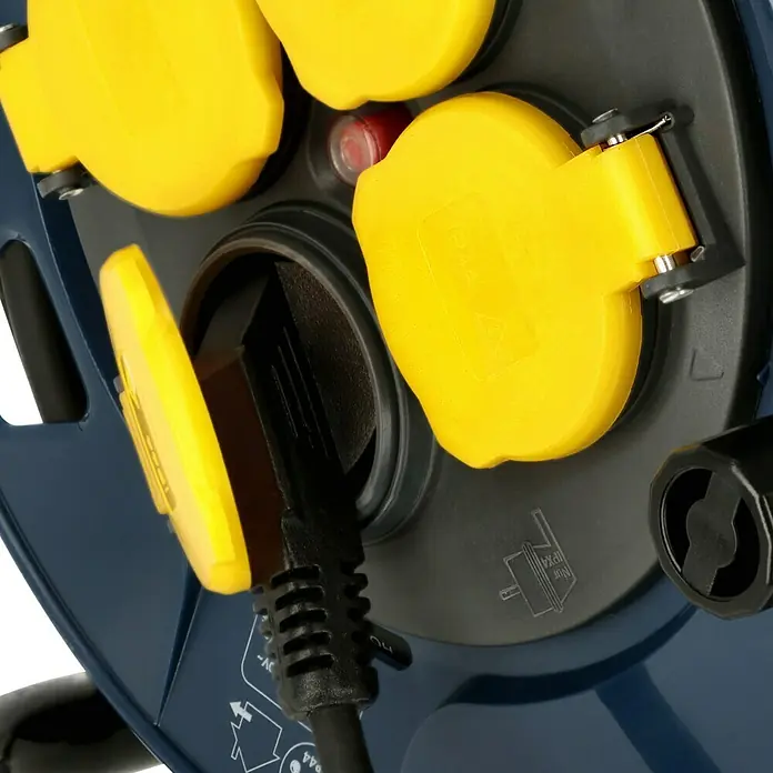 Profi Depot Kabeltrommel - Kunststoff, 20 m, H07RN-F, IP44 - Nahaufnahme einer blauen Kabeltrommel mit gelben Schutzkontaktsteckdosen und einem roten Licht, das einen Stromkreis anzeigt.
