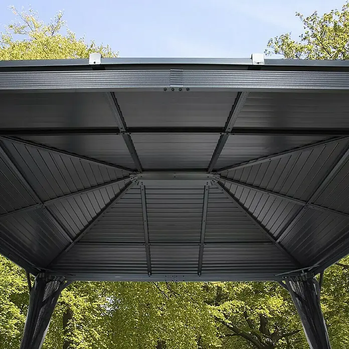 Sojag Standard-Pavillon Ventura 10 x 14B x T: 423 x 296 cm, Farbe Gestell: Anthrazit, Aluminium - Detailansicht des Metalldachs eines Pavillons, das robuste Design und die Konstruktion hervorhebt. Das Dach bietet Schutz und ist wetterfest.