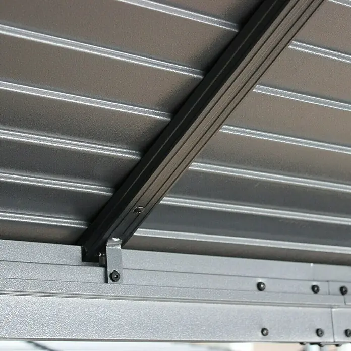 Sojag Standard-Pavillon Ventura 10 x 10 - B x T: 296 x 296 cm, Farbe Gestell: Anthrazit, Aluminium - Nahaufnahme der Dachkonstruktion eines Pavillons mit grauem Metalldach und schwarzem Rahmen.