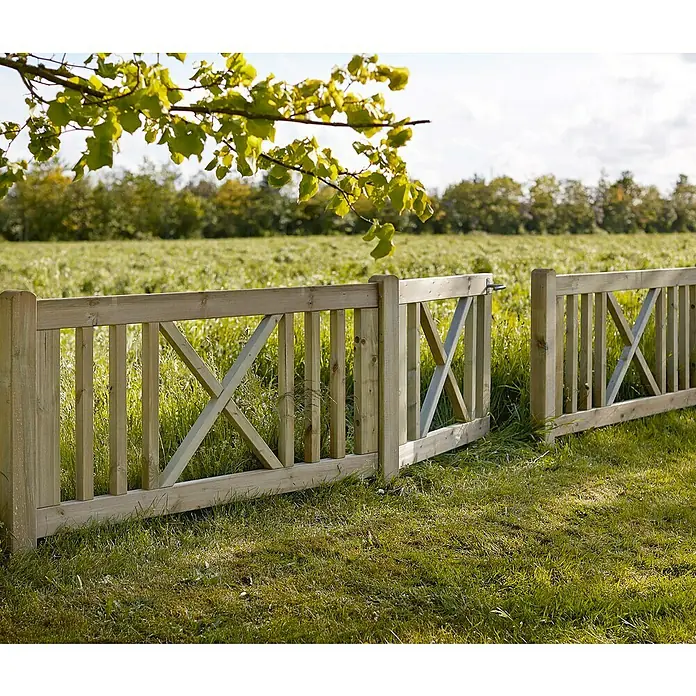 Plus Gartenzaun Rom - B x H: 150 x 75 cm, Natur - Holzzaun mit offenem Tor zu einem Feld mit Bäumen im Hintergrund.