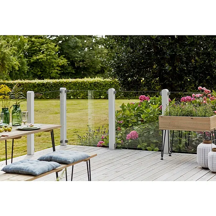 Plus Sichtschutzzaun für quadratische Pfosten - 90 x 91 cm, Transparent, 8,7 mm - Einladende Terrasse mit Holzboden, Glasgeländer, Tisch, Sitzbank mit Kissen und bepflanztem Blumenkasten, ideal für entspannte Stunden im Freien.