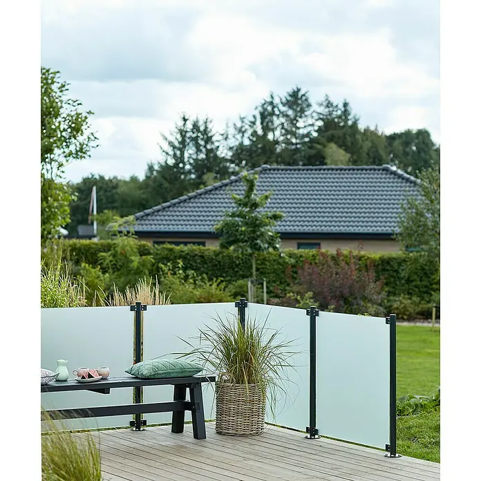 Plus Sichtschutzzaun für runde Pfosten - 90 x 91 cm, Matt satiniert, 6 mm - Diese Aufnahme zeigt einen modernen Sichtschutz aus Glas auf einer Holzterrasse, der Privatsphäre schafft und gleichzeitig den Blick in den Garten ermöglicht.