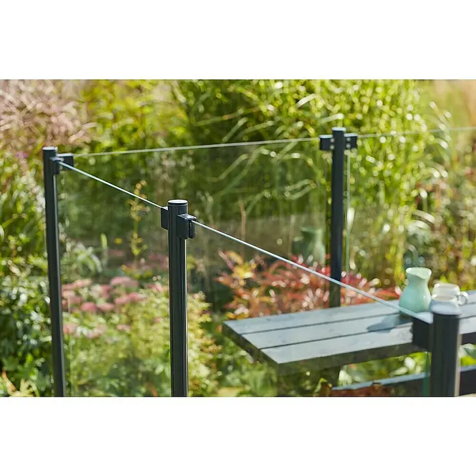 Plus Sichtschutzzaun für runde Pfosten - 90 x 91 cm, Transparent, 6 mm - Nahaufnahme eines modernen Gartenzauns mit klaren Linien und minimalistischem Design, der sich in die natürliche Umgebung einfügt.