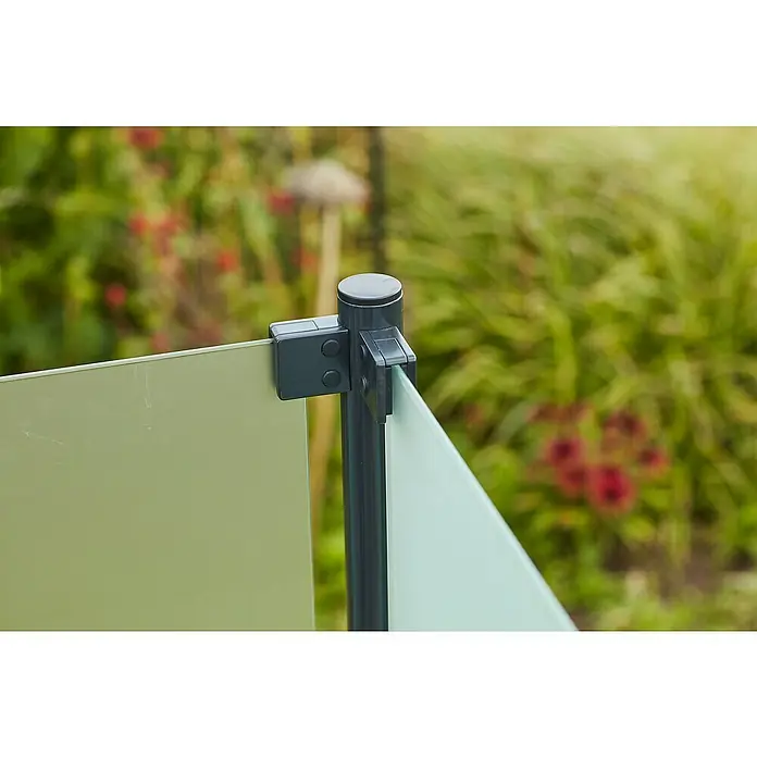 Plus Sichtschutzzaun für runde Pfosten - 90 x 91 cm, Matt satiniert, 6 mm - Nahaufnahme einer stilvollen Glaszaunhalterung, die modernes Design und Funktionalität vereint.\n