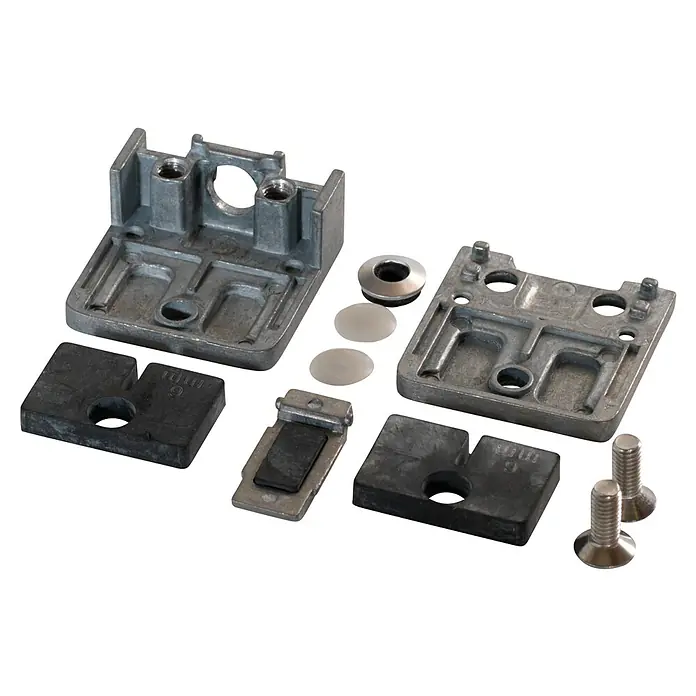Plus Sichtschutzzaun für quadratische Pfosten - 90 x 91 cm, Transparent, 8,7 mm - Eine Nahaufnahme eines Satzes von Metall- und Gummikomponenten, darunter zwei Metallgehäuse, Gummiblöcke, Dichtungen und Schrauben für industrielle Anwendungen.