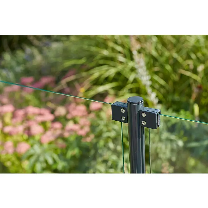 Plus Sichtschutzzaun für runde Pfosten - 90 x 91 cm, Transparent, 6 mm - Nahaufnahme eines modernen Glaszauns mit Halterungen in einem Garten, der Privatsphäre und stilvolle Optik bietet.