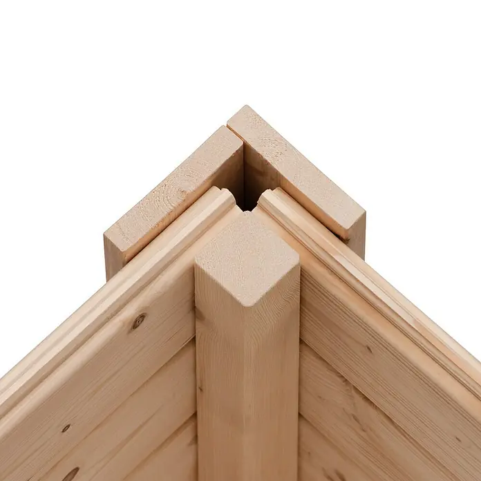 Karibu Gartenhaus Askola - Außenmaß inkl. Dachüberstand (B x T): 554 x 262 cm, Holz, Natur, Mit Anbau, Rück- und Seitenwand - Detailaufnahme einer Ecke eines Holzhauses, das die Konstruktion und die Holzverbindungen zeigt.