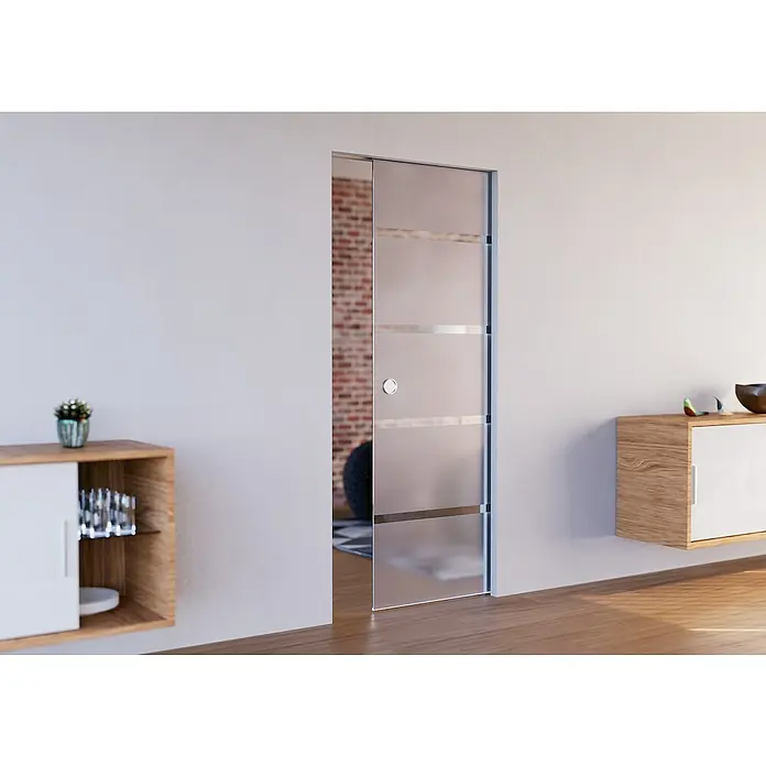 Entravia Griffmuschel - Silber, Rund - Moderne Glasschiebetür mit mattierten Querstreifen und rundem Griff, in eine Wand integriert.