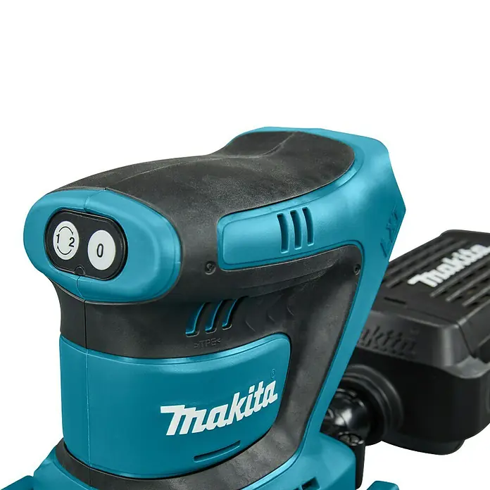 Makita LXT 18V Akku-Schwingschleifer DBO480Z - 18 V, Ohne Akku - Nahaufnahme eines Makita Akku-Exzenterschleifers mit Geschwindigkeitsregler und Akku.