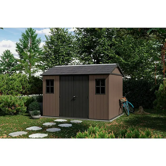 Keter Caseta de jardín Newton Plus 7511-1175 - Medidas ext. (An x Pr): 350 x 230 cm, Plástico, Marrón/Negro, 7,2 m² - Caseta de jardín de plástico marrón con puertas dobles y techo a dos aguas con tejas asfálticas, rodeada de vegetación y bici azul.