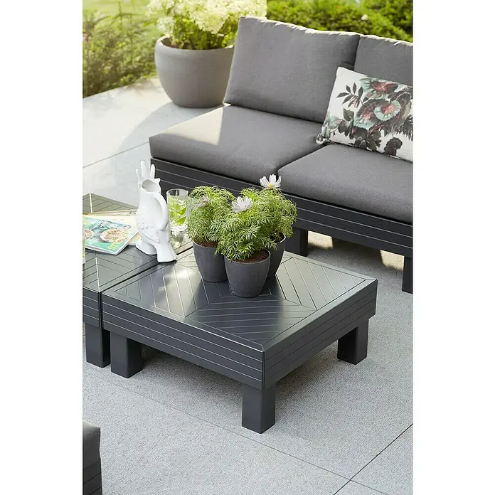 Keter Elements Respaldo de respaldo con cojín - L x An x Al: 60 x 17 x 57 cm, Negro/Gris - Primer plano de una mesa de jardín gris con plantas y decoraciones, creando un ambiente exterior elegante.
