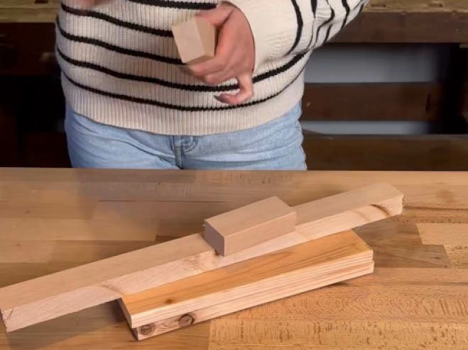 Hölzer und Bretter zugeschnitten für ein DIY werden nun abgeschliffen