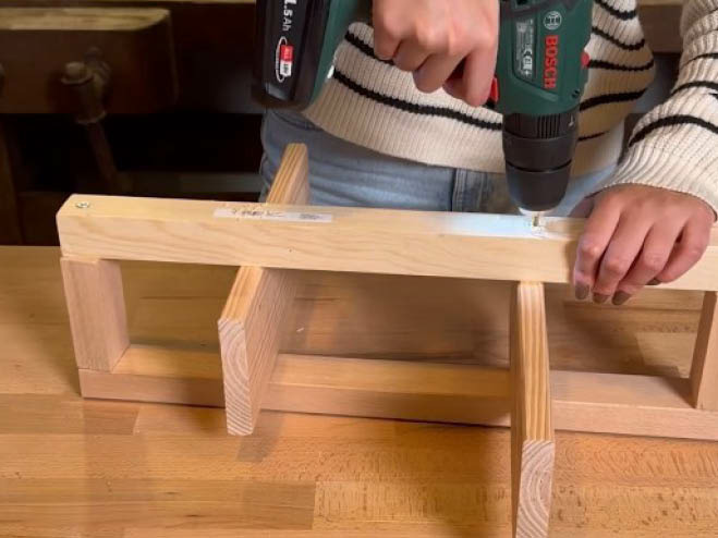 DIY Asymmetrisches Wandregal wird final zusammengeschraubt
