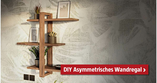 Selbstgemachtes, asymmetrisches Wandregal in braun mit Deko