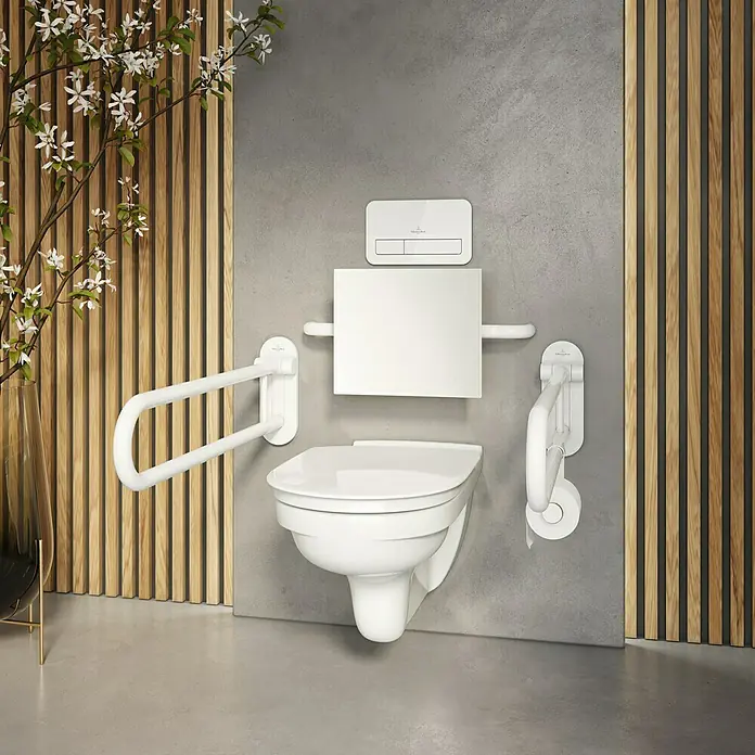 Villeroy & Boch ViCare WC-Sitz - Duroplast, Weiß, Mit Absenkautomatik - Das Bild zeigt eine hängende Toilette mit Haltegriffen, die für Menschen mit Mobilitätsproblemen geeignet ist, vor einer Wand.