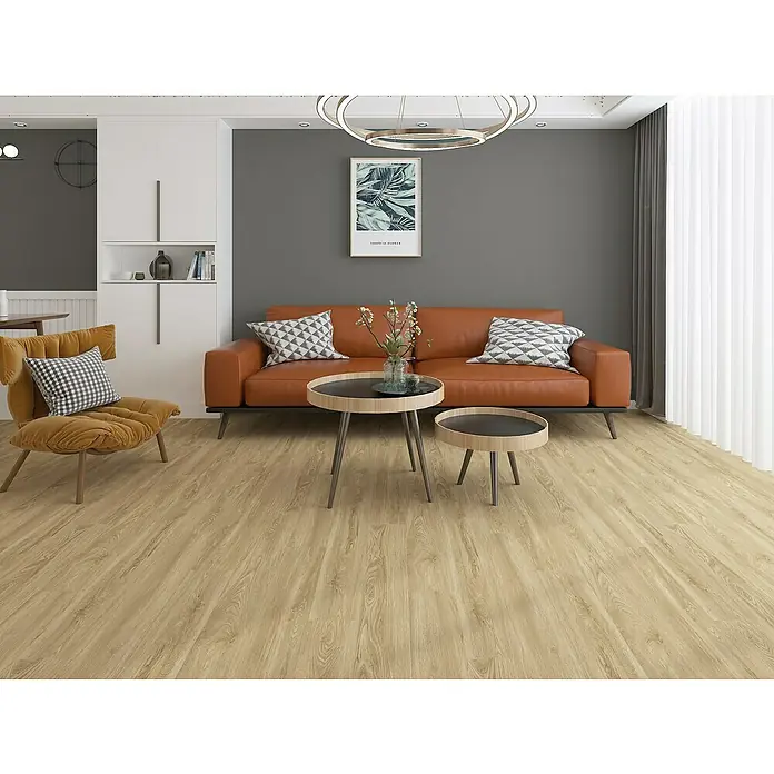 Suelo vinílico SPC Old Wood Tree - 1.220 x 180 x 5 mm, Marrón, Resistente al agua - Salón con sofá naranja, sillón, mesas de centro y suelo de madera clara. La decoración es moderna y acogedora.