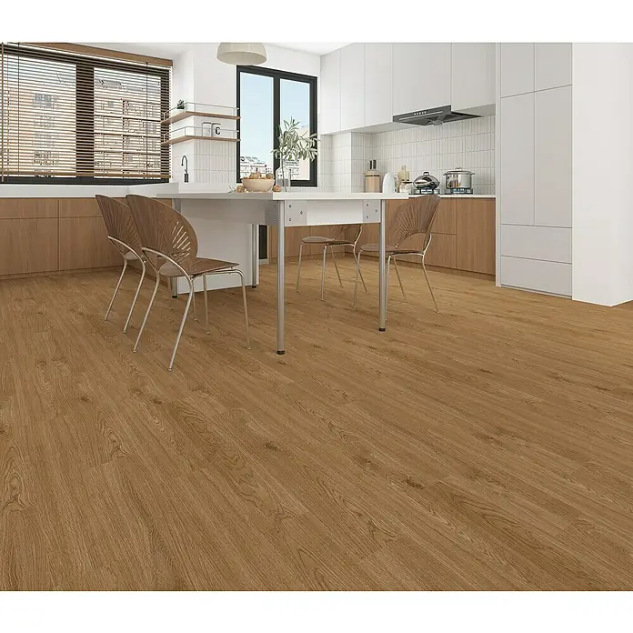 Suelo vinílico SPC Wood Dark - 1.220 x 180 x 4 mm, Marrón, Resistente al agua - Interior de cocina luminoso con suelo de madera, armarios blancos y una mesa de comedor con sillas. La cocina cuenta con comodidades y almacenamiento modernos.
