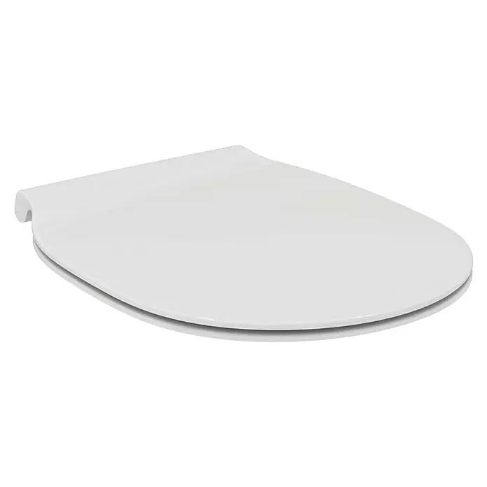 Ideal Standard Connect Air WC-Sitz - Duroplast, Weiß, Mit Absenkautomatik - Nahaufnahme eines weißen WC-Sitzes mit glatter Oberfläche und abgerundeten Kanten, der auf einer dunklen Fläche liegt.