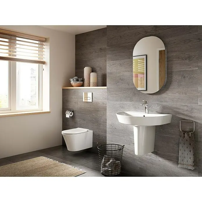 Ideal Standard Connect Air WC-Sitz - Duroplast, Weiß, Mit Absenkautomatik - Ein modernes Badezimmer mit einem eleganten, wandmontierten Waschbecken und einem passenden, ovalen Spiegel über dem Waschbecken.