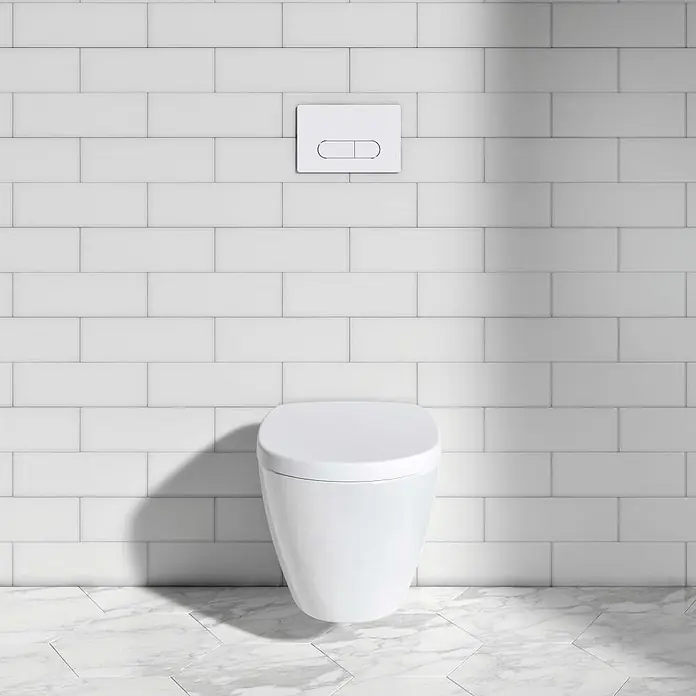 Ideal Standard Connect WC-Sitz - Duroplast, Weiß, Mit Absenkautomatik - Das Bild zeigt eine moderne, wandhängende Toilette mit einem eleganten, minimalistischen Design in einem Badezimmer mit weißen Fliesen.