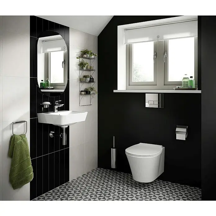 Ideal Standard Connect Air WC-Sitz - Duroplast, Weiß, Mit Absenkautomatik - Modernes Badezimmer mit hängendem WC, Waschtisch und Spiegel. Das schwarz-weisse Fliesendesign sorgt für einen eleganten Kontrast.