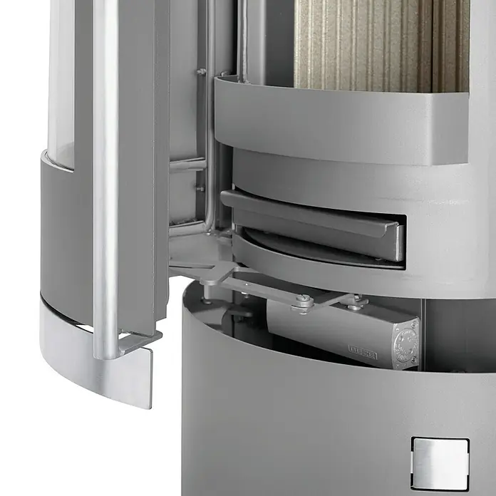 Justus Kaminofen Faro W+ 2.0 - 7 kW, Raumheizvermögen: 144 m³, Verkleidung: Stahl, Schwarz - Nahaufnahme eines eleganten Pelletofens mit offenem Bedienfeld, der hochwertige Verarbeitung und modernes Design zeigt.