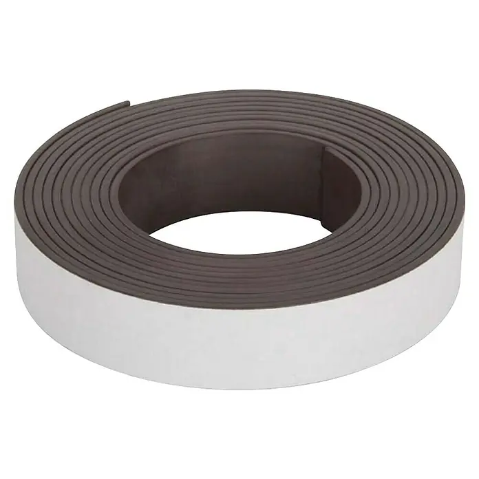 Fix-o-moll Magnetband selbstklebend - L x B: 2,5 m x 20 mm - Nahaufnahme einer Rolle Magnetband mit selbstklebender Rückseite, ideal für Bastelprojekte und zum Anbringen an Oberflächen.