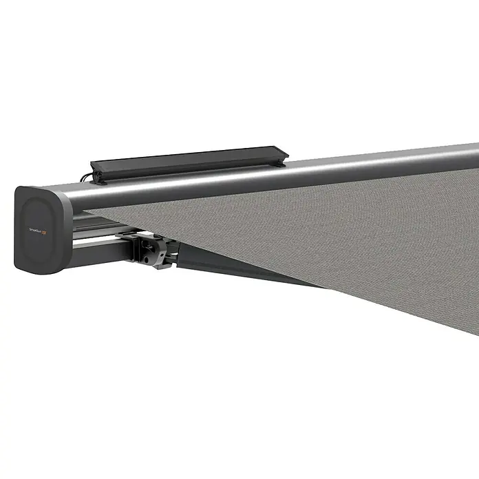 SmartSun Toldo con motor Solar Motion Dark Vivant - Gris, Ancho: 4,75 m, Caída: 3 m - Primer plano de un toldo SmartSun en gris, ideal para dar sombra a espacios exteriores, ofreciendo un diseño elegante y moderno.