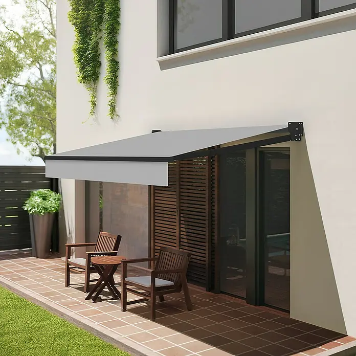 SmartSun Toldo de brazos extensibles Dark Stella - Gris, Ancho: 2,45 m, Caída: 2 m - Imagen de un toldo de patio con dos sillas y una mesa. Perfecto para áreas exteriores, proporcionando sombra y protección.