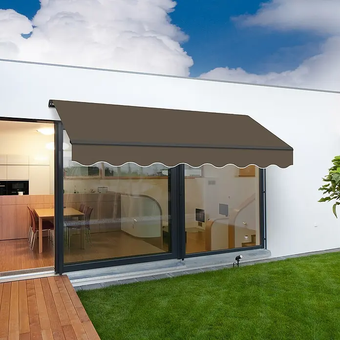 SmartSun Toldo de brazos extensibles Dark Easy Lite Habana - Marrón, Ancho: 3,95 m, Caída: 2,5 m - Toldo marrón con borde festoneado, proyectando sombra sobre un patio moderno. El diseño complementa perfectamente el estilo minimalista de la casa.